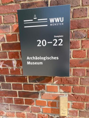 Türschild des Archäologischen Museums