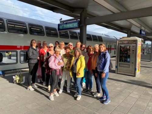 Gruppenfoto Kalinen am Bahnhof auf dem Weg nach Norderney