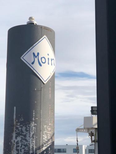 Moin-Schild am Meer
