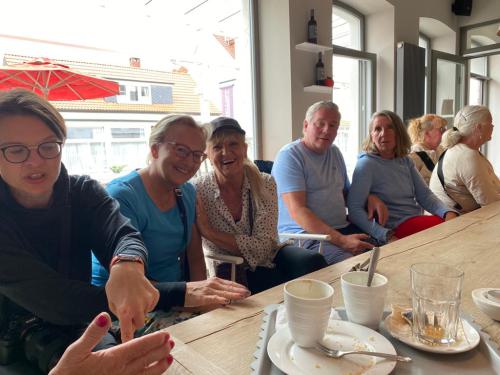 Gruppenfoto der Kalinen im Restaurant auf Norderney